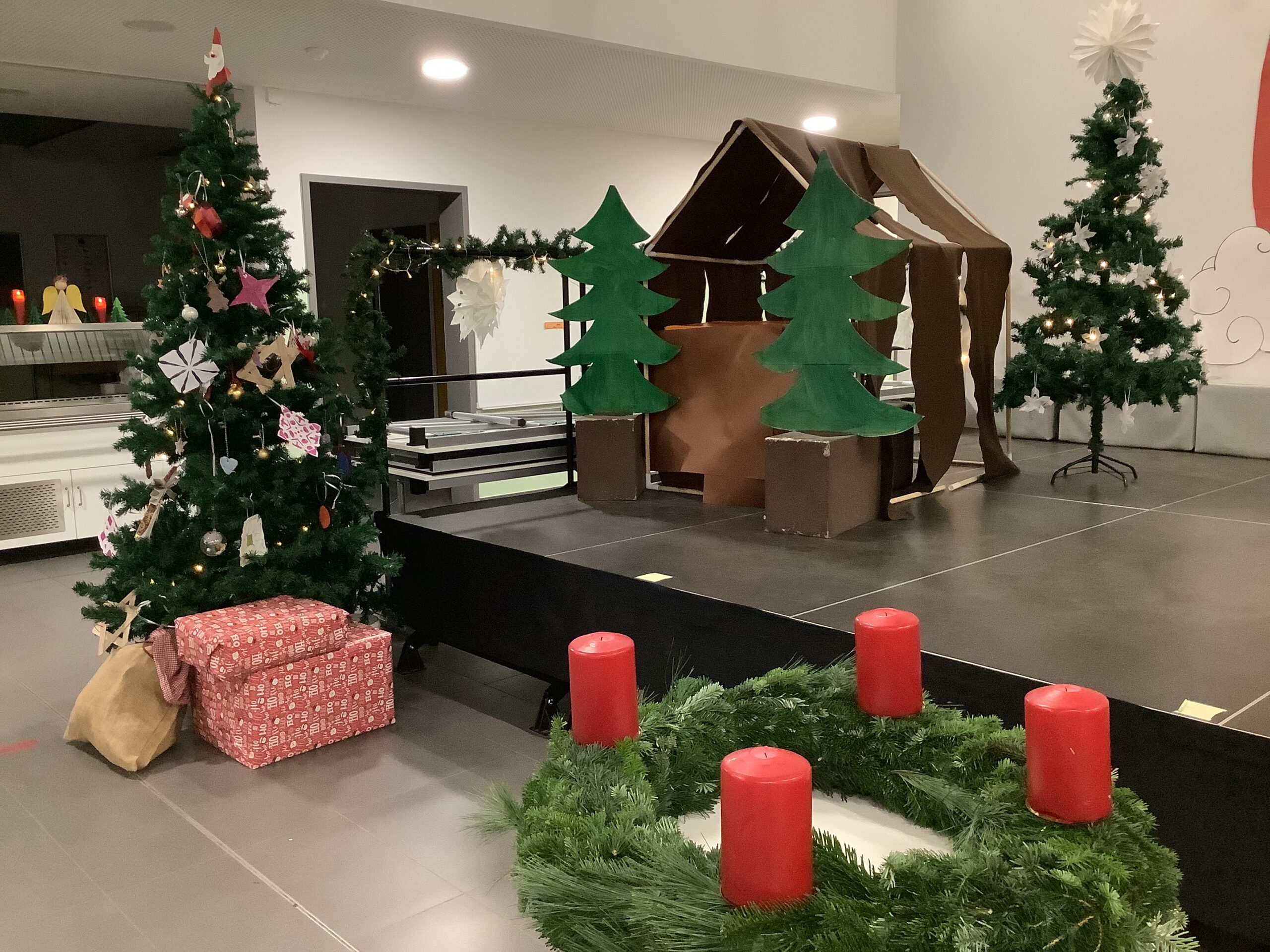 Unsere Aula erstrahlt im Weihnachtszauber!